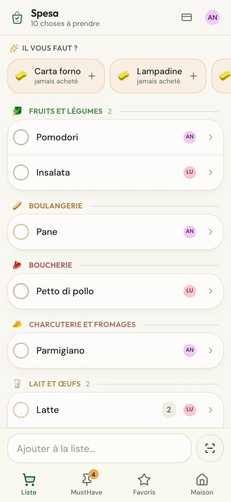 La liste de courses de SpesaDistesa sur un téléphone, rangée par rayons du supermarché : fruits et légumes, crèmerie, épicerie
