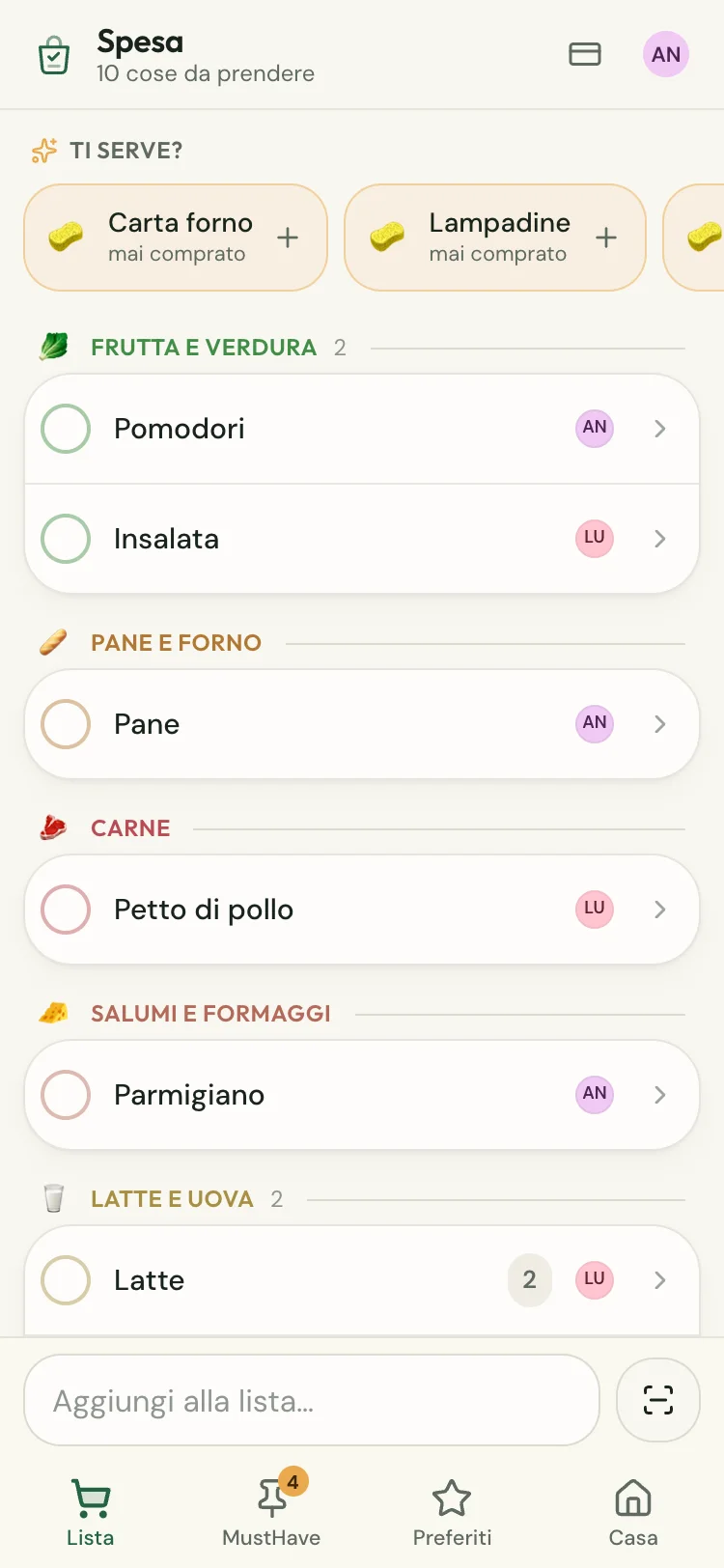 La lista della spesa di SpesaDistesa su un telefono, divisa nei reparti del supermercato: ortofrutta, latticini, dispensa